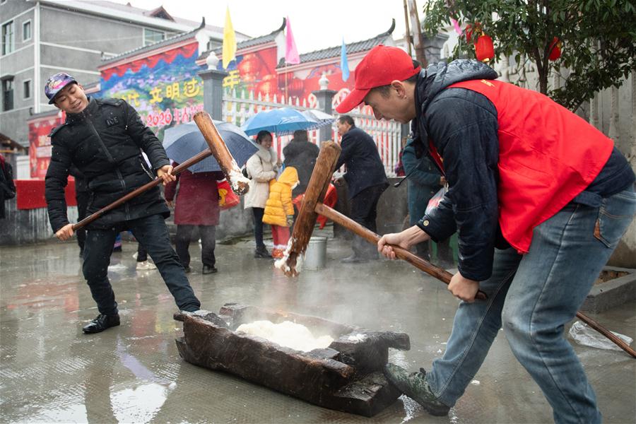1月15日，在湖南省辰溪县双溪村，村民们在制作糍粑。新华社发（陈思汗摄）