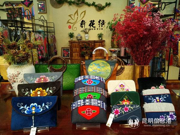 “世界彝都”景区里的精美绣品。记者江枫/摄