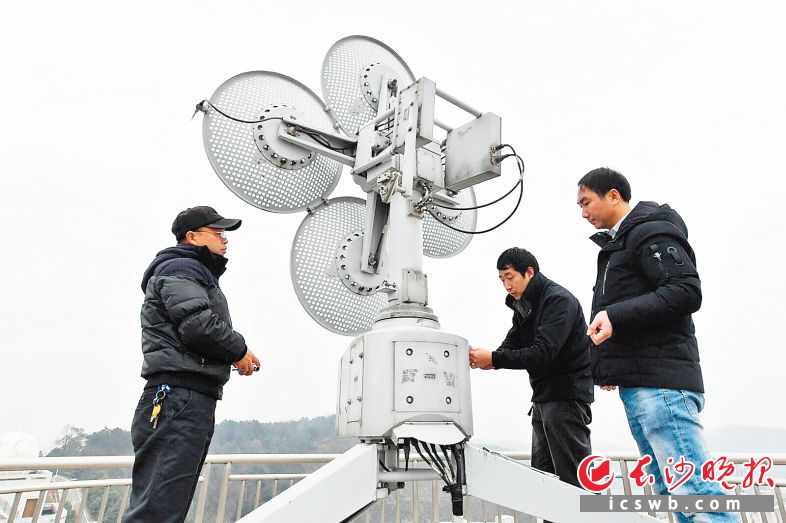 　　为保证春节期间雷达等精密仪器的正常使用，1月21日上午，长沙国家综合气象观测试验基地的气象观测员们对设备进行全面检修。 长沙晚报全媒体记者 王志伟 摄
