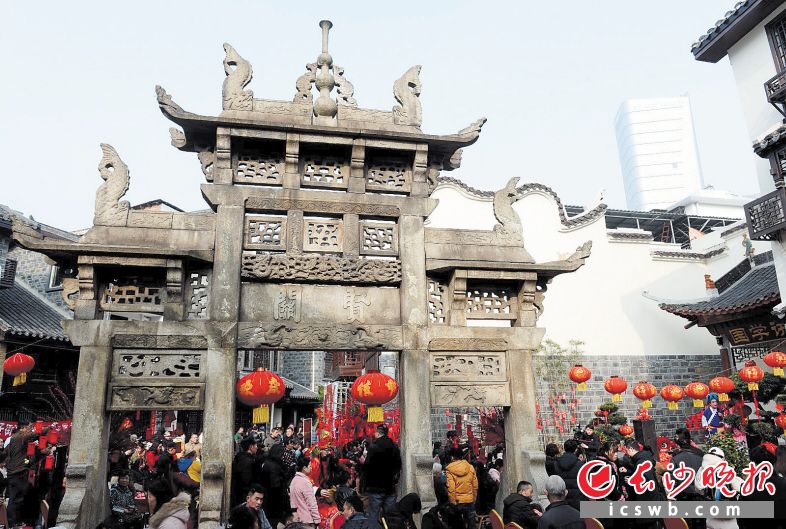 　　始建于明代的西文庙坪牌坊和街巷里有机更新后的白墙黛瓦、青砖老宅，在红色年味的衬托下，越发活色生香。长沙晚报全媒体记者 石祯专 摄
