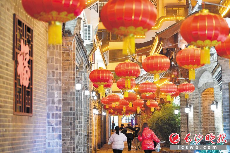 登隆街灯会现场，绚丽的光影、地道的民俗、传统的风味令现场市民深深沉醉。长沙晚报全媒体记者 王志伟 摄