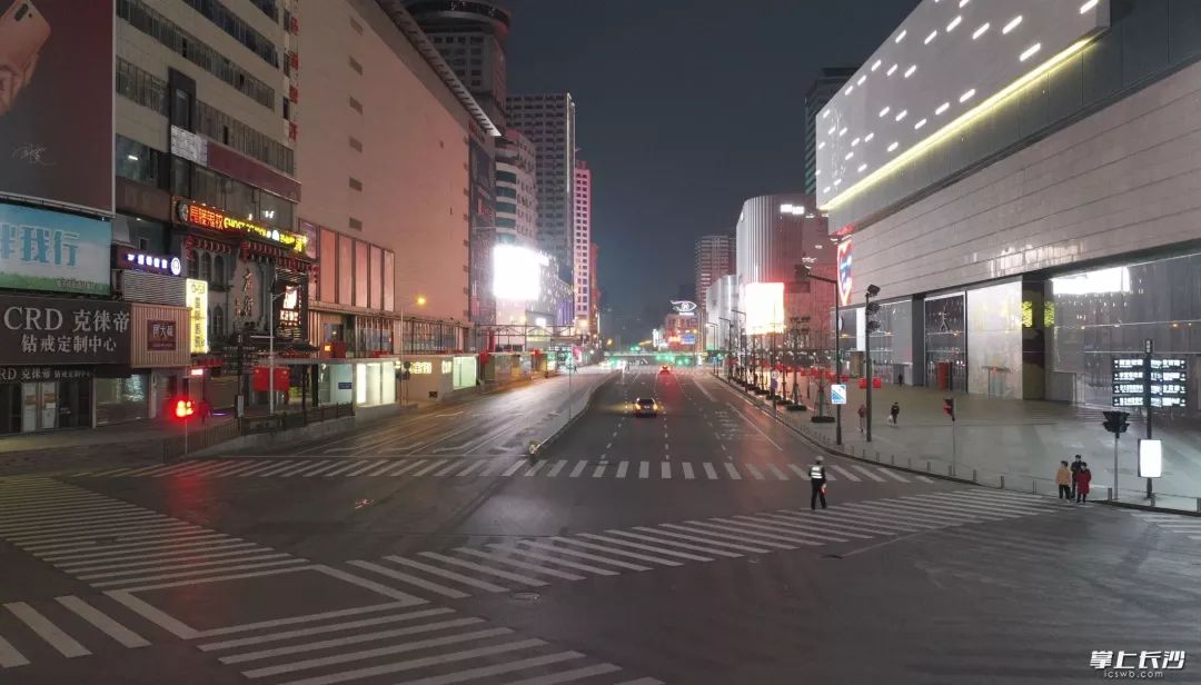 18时30分，一名交警在黄兴路解放路口执勤。