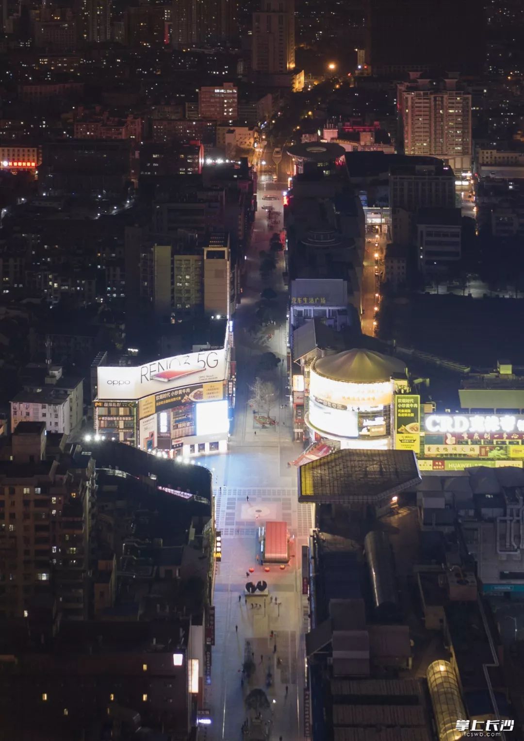 18时40分，黄兴路步行街地铁口，车辆、行人稀少。