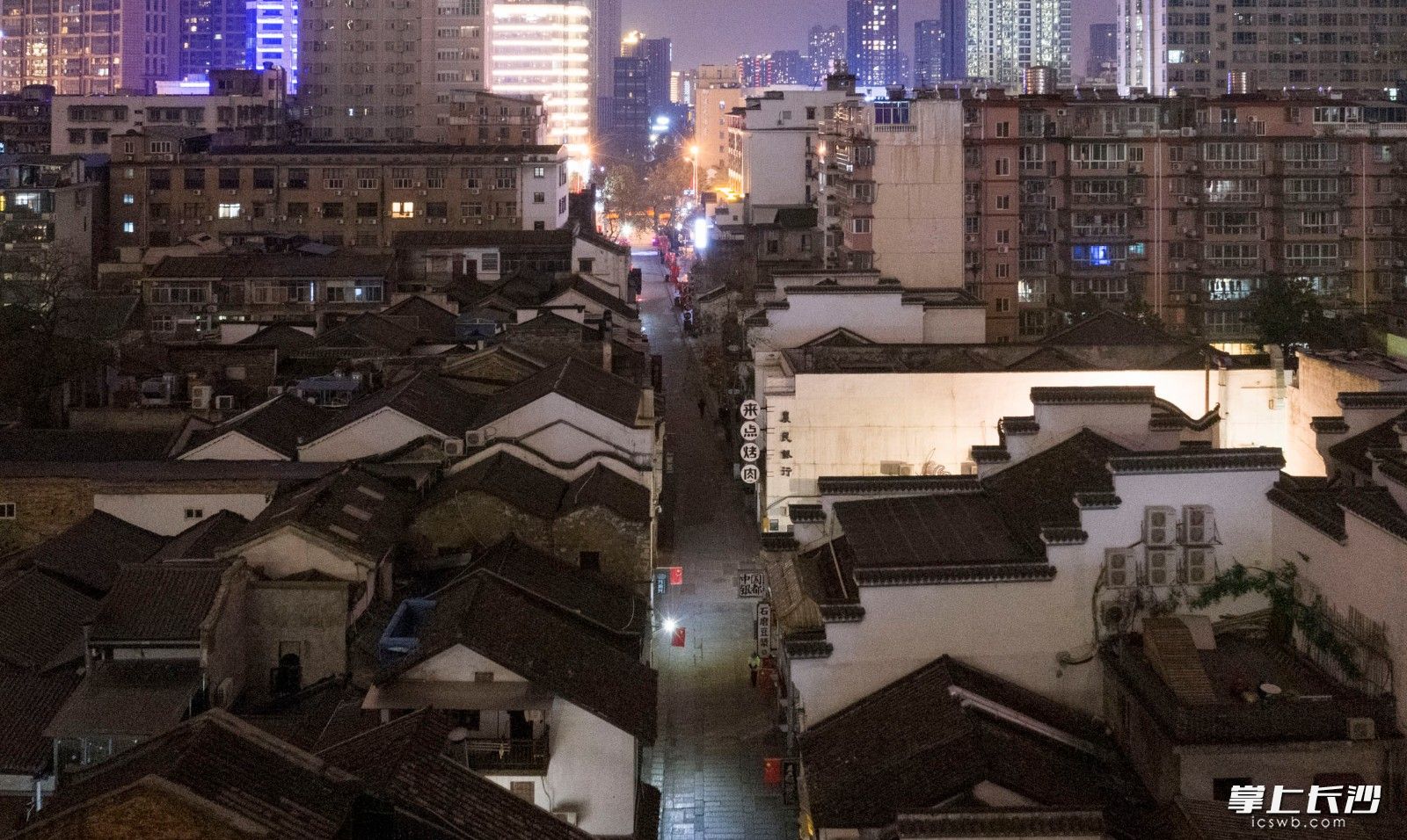 19时38分，太平街。