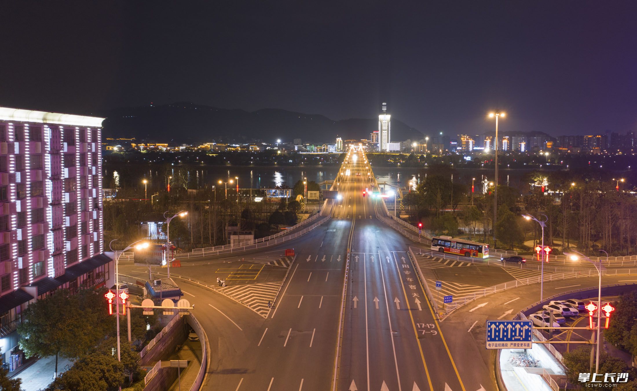 20时03分，五一西路。