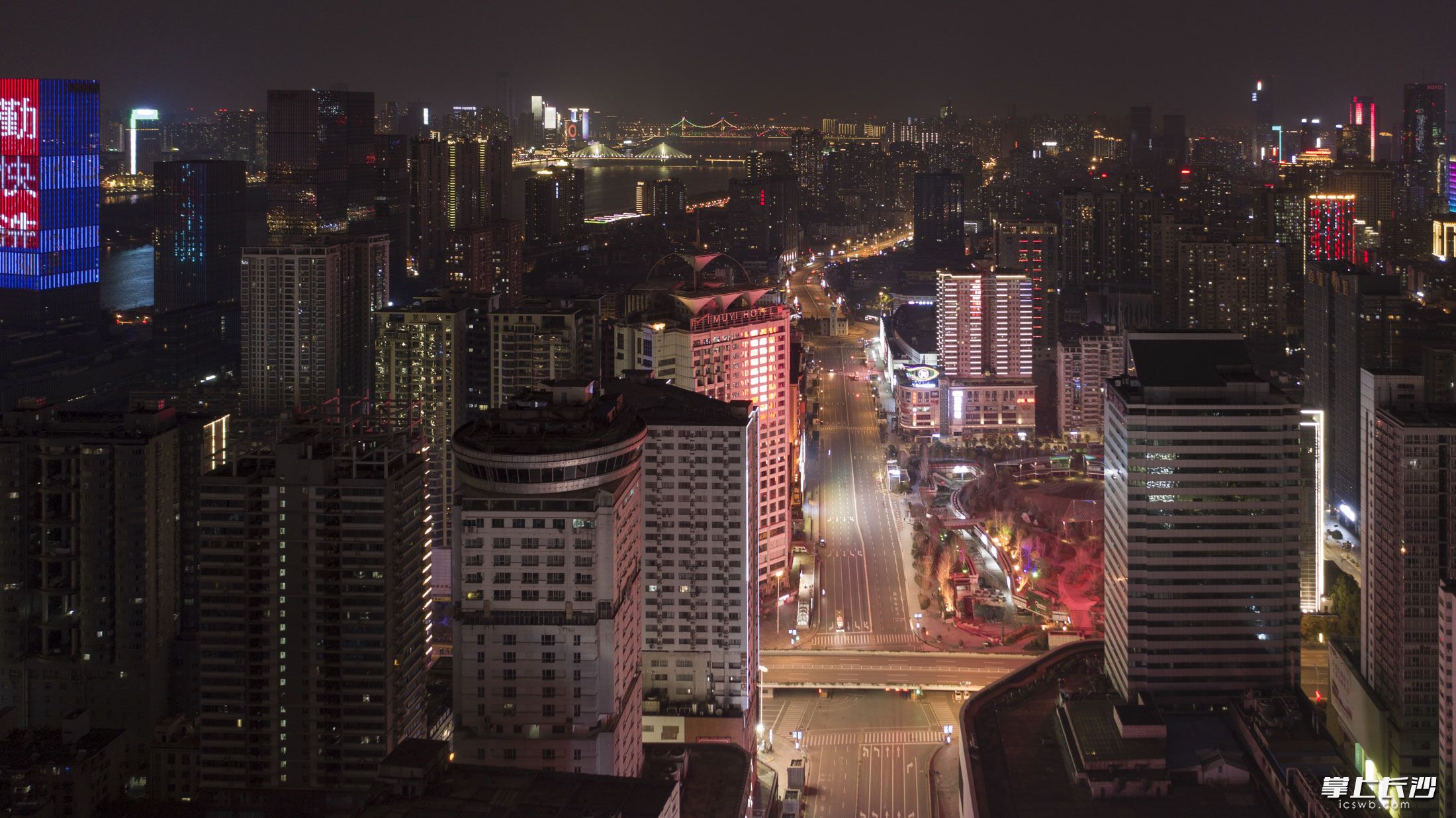 20时37分，五一路黄兴路。