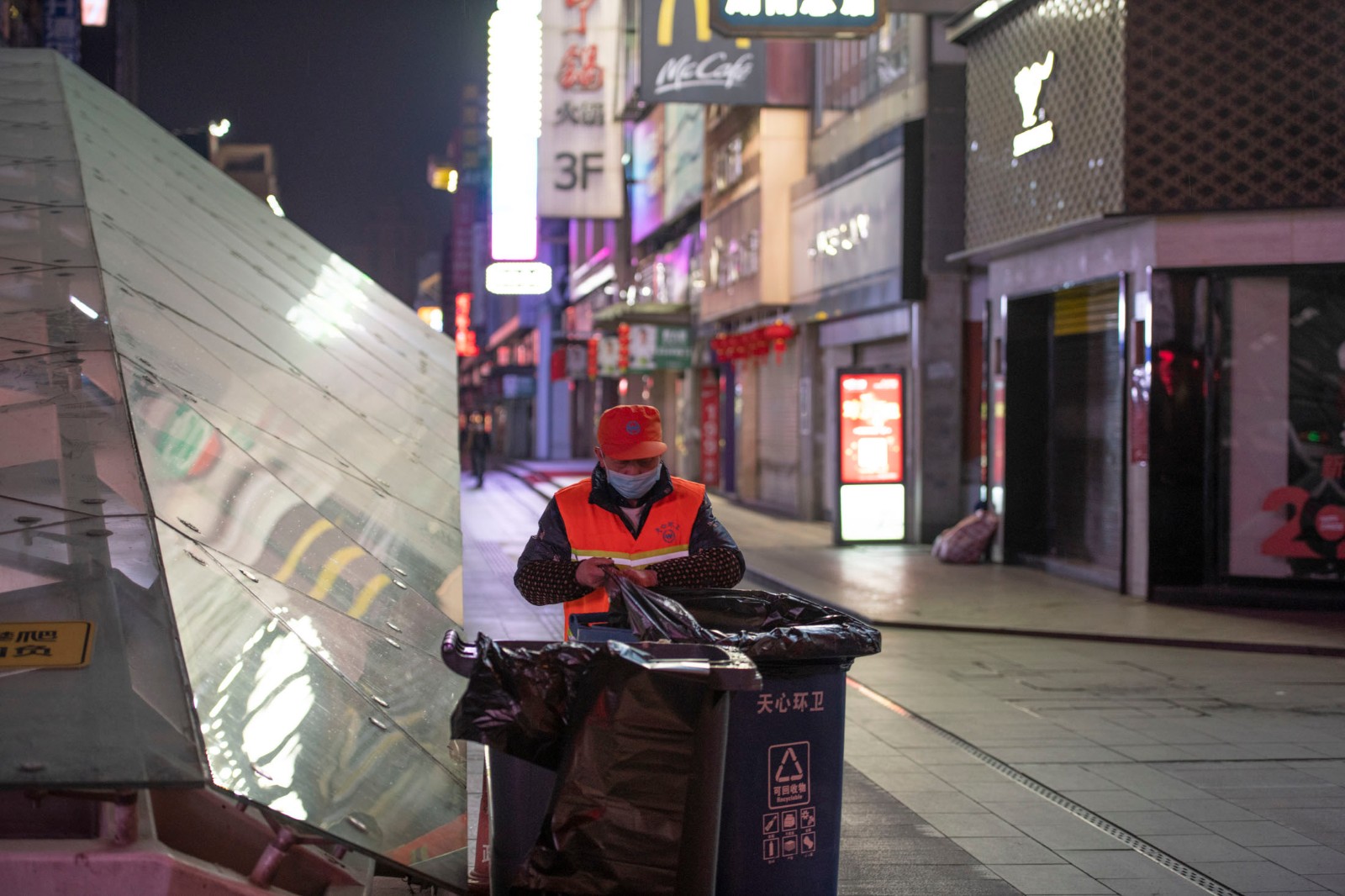 18时40分，黄兴路步行街，环卫工人正在清理垃圾箱，安放垃圾袋。