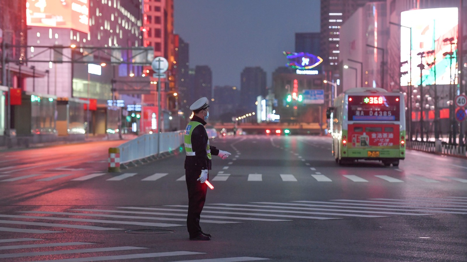 18时22分，解放西路黄兴路口，一名交警在马路中间指挥交通。