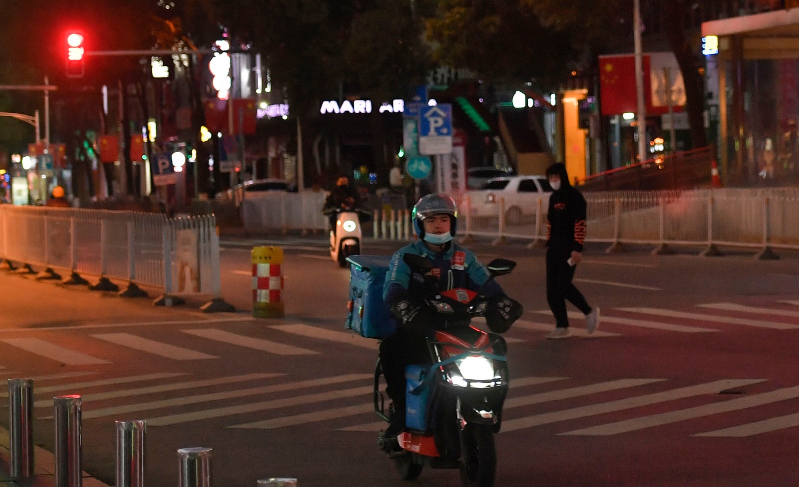 18时44分，一位“饿了吗”外卖配送员从解放西路经过。