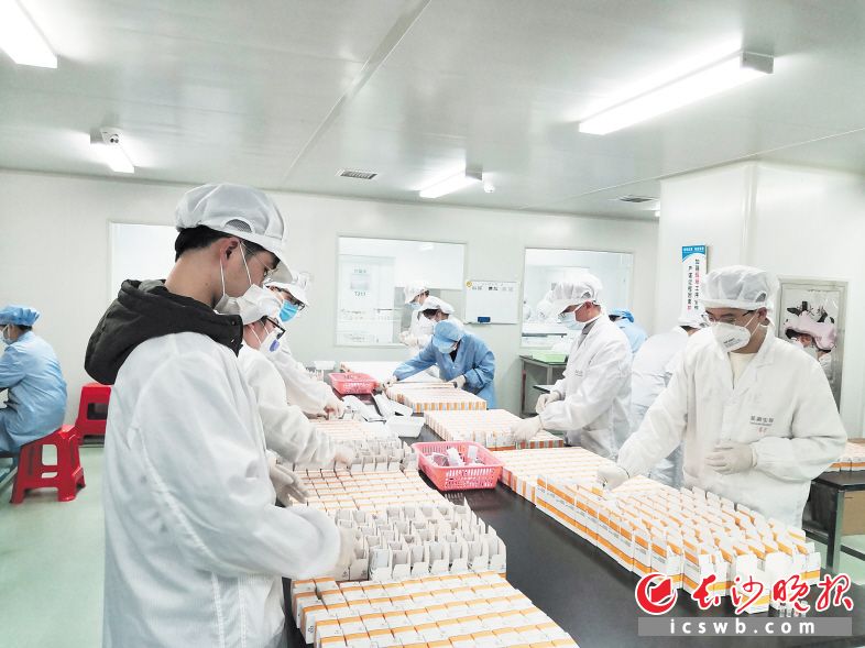 新冠肺炎疫情发生以来，圣湘生物成立应急技术攻关小组，成功研制出新型冠状病毒核酸检测试剂盒。图为该企业工作人员加班加点生产试剂盒。 长沙晚报全媒体记者 陈焕明 通讯员 李送军 摄影报道