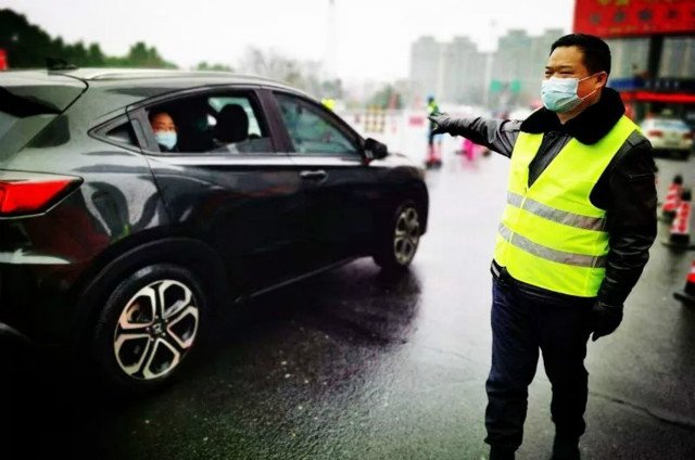 雨花区司法局党组成员、黎托司法所所长黄滔在雨花收费站支援疫情防控工作。