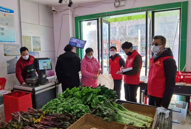 雨花区司法局副局长周子贤（右一）带组员在吉GL-MART生鲜超市进行排查。
