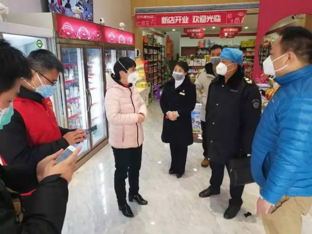 雨花区人大常委会副主任杨平（左三）率工作组现场指导铁程酒店公寓（万科店）的防疫工作。