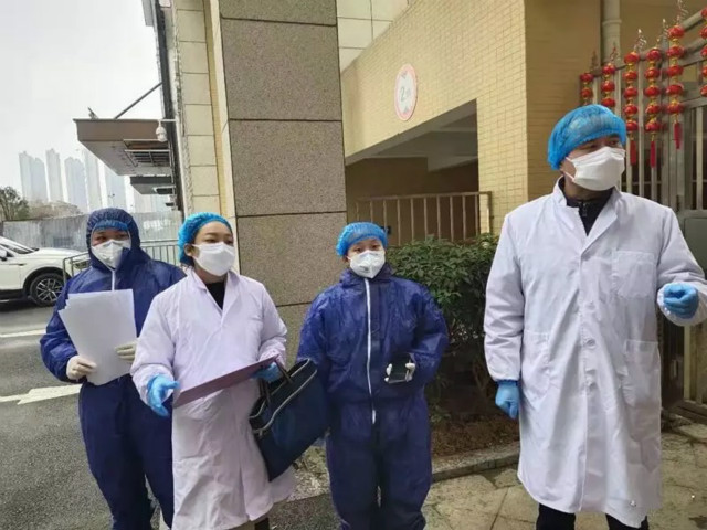 井湾子司法所所长户才勇与雨花区疾控中心和社区卫生服务中心的卫生防疫人员对雨花区一小区的密切接触人员做流行病学调查，并交代注意事项告知。