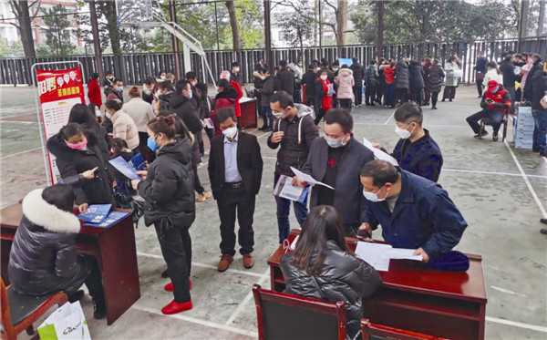 招聘现场。宁乡市融媒体中心记者 范婷 摄