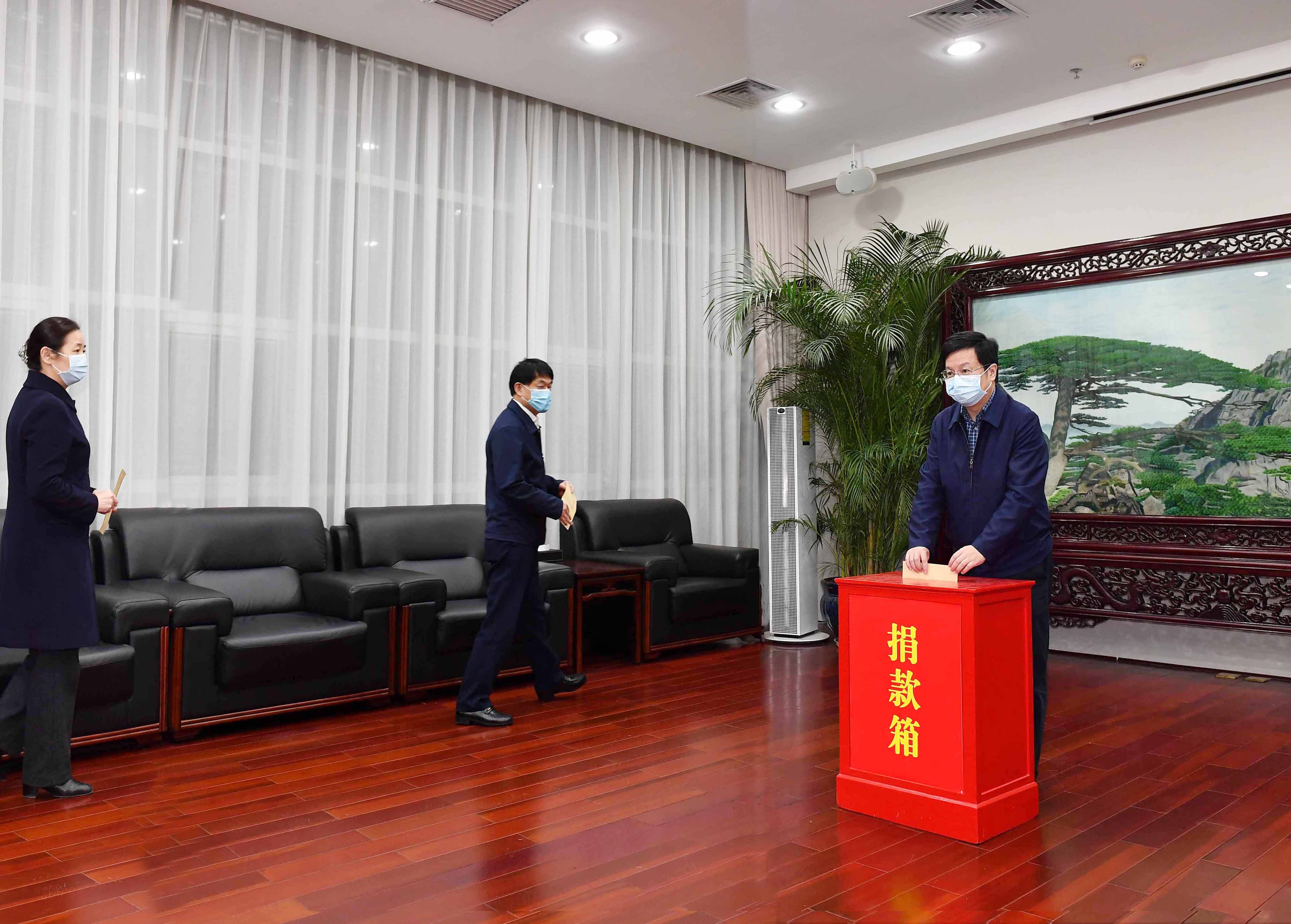 省委常委、市委书记胡衡华等为支持新冠肺炎疫情防控工作捐款。长沙晚报全媒体记者 周柏平 摄