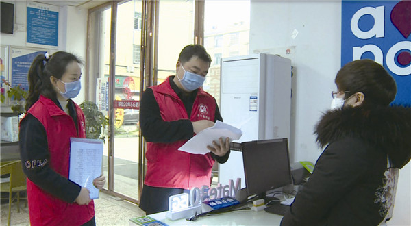 新城社区志愿者正在检查门店消毒记录。宁乡市融媒体中心记者 喻冠男 摄