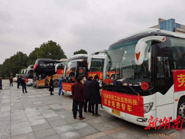 2月22日，宁远县推荐172名劳动力到蓝思科技上班。通讯员 摄