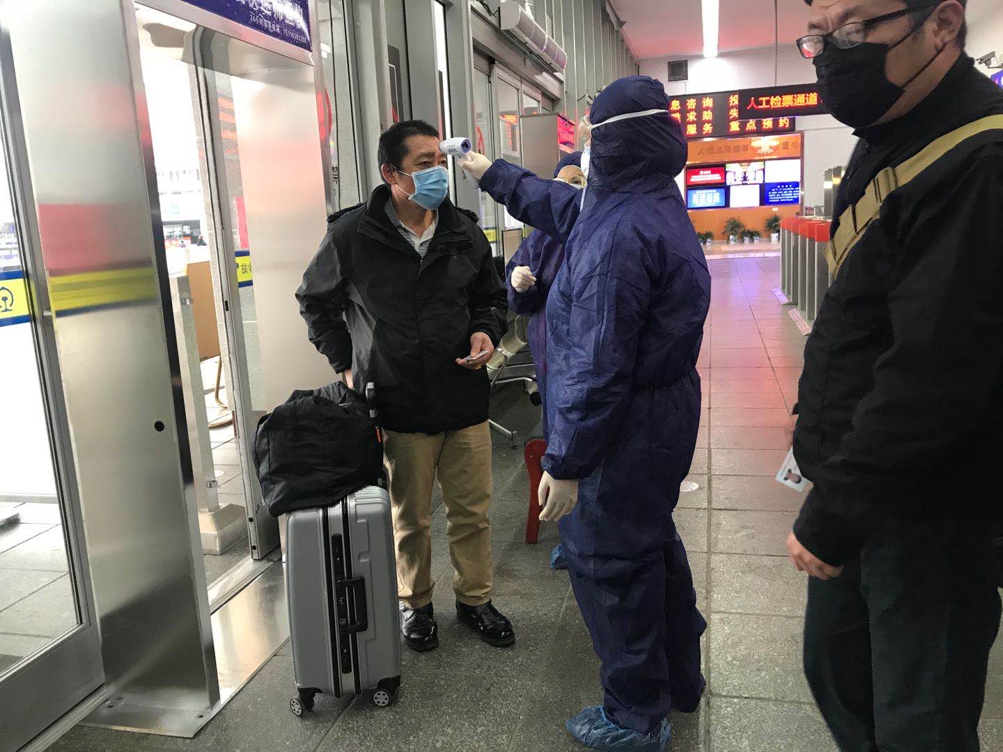 校医艾幸辉在火车站执勤