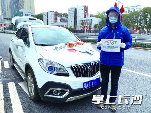 郑能量和他那在武汉奔跑的车。