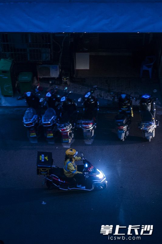 “有一个订单……”刚吃了几口晚饭,手机又响了起来。王勋又出发前往取货地点。 “有一个订单……”刚吃了几口晚饭,手机又响了起来。王勋又出发前往取货地点。
