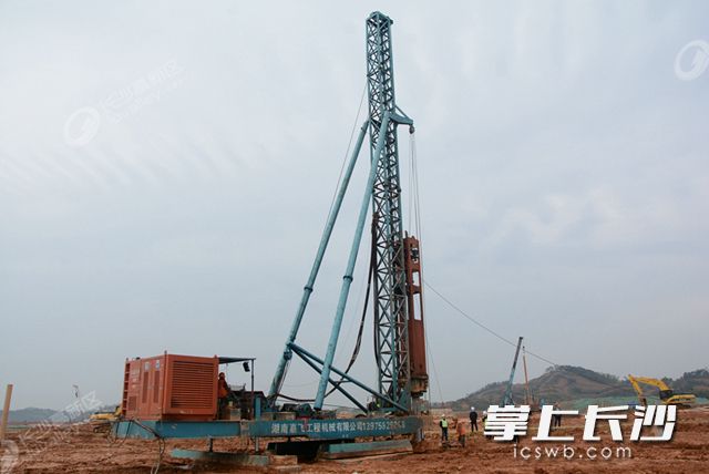 3月11日，中联智慧产业城项目的土方机械园区建设现场机声轰鸣，一派繁忙景象。岑军 摄