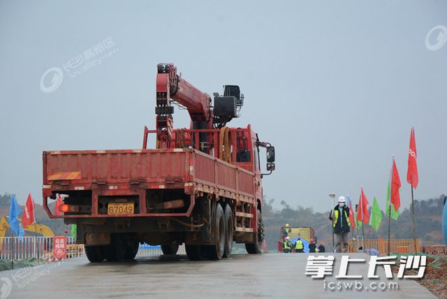 项目场地内，材料运输车辆和各类施工车辆频繁出入。岑军 摄