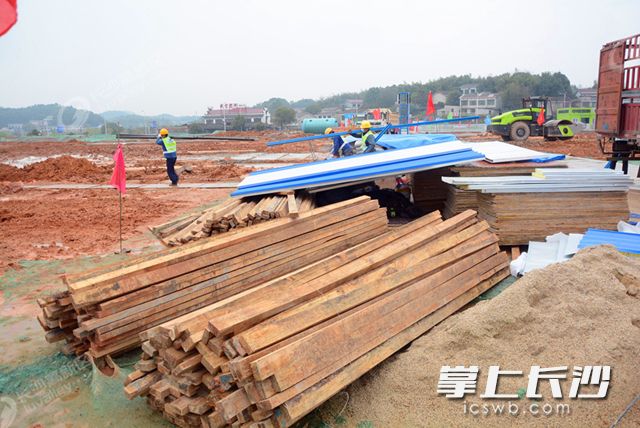 临建设施建设所需的各类材料正源源不断地运抵项目工地。岑军 摄
