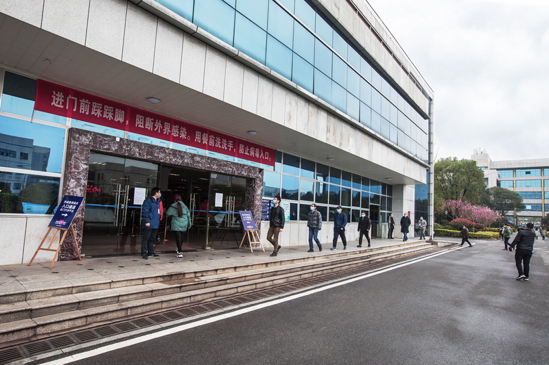威胜电子已满负荷生产，公司员工食堂实行错时就餐，进出人员监测体温，隔开间距，一人一桌。