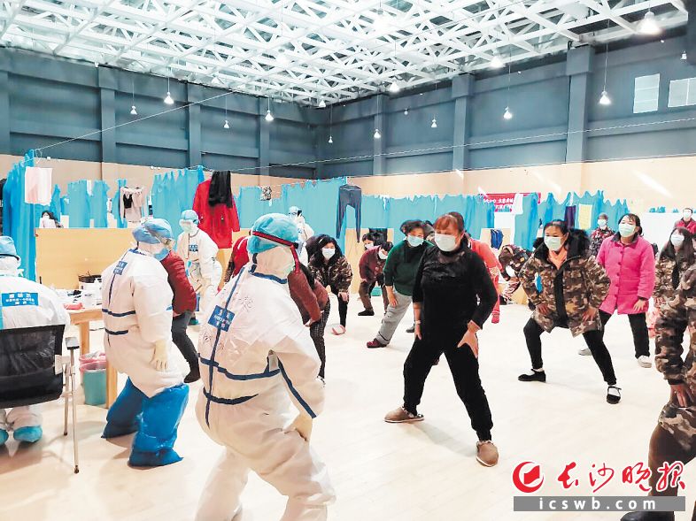 医生带领患者练八段锦。
医生带领患者练八段锦。