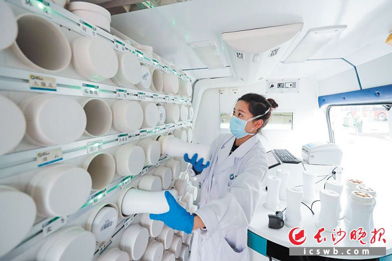 工作人员在制作中药药剂。资料图片 工作人员在制作中药药剂。资料图片