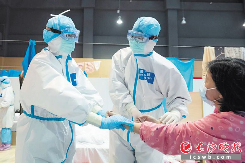 医生替患者按摩。 医生替患者按摩。