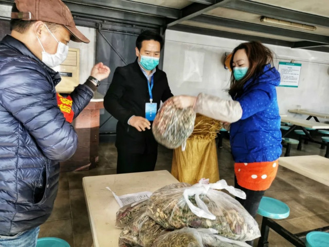 驻企联络员帮助企业发放预防药品