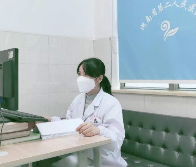 廖艳梅在线上给患者进行心理辅导