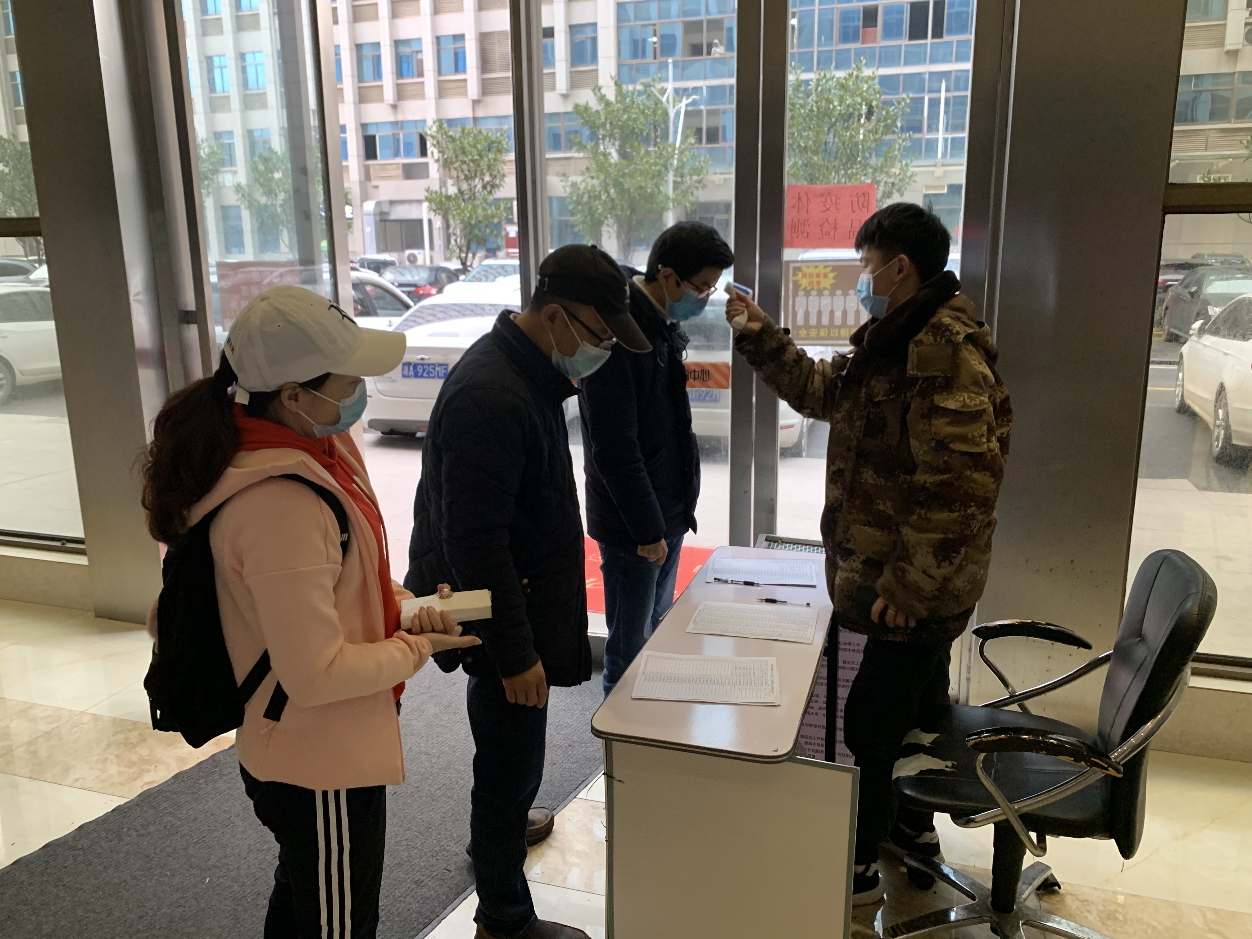 市自然资源和规划局驻企联络员叶兵、邓艳华正在楼栋大门口进行检查。长沙晚报全媒体记者 陈焕明 摄