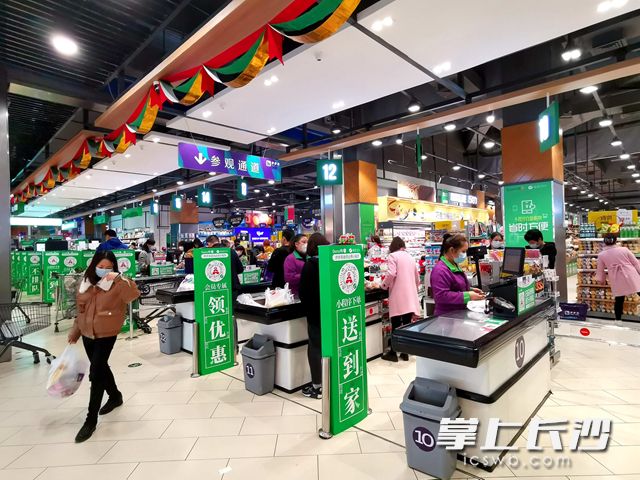 许多居民在周末来到步步高超市选购商品。吴梦珊 摄