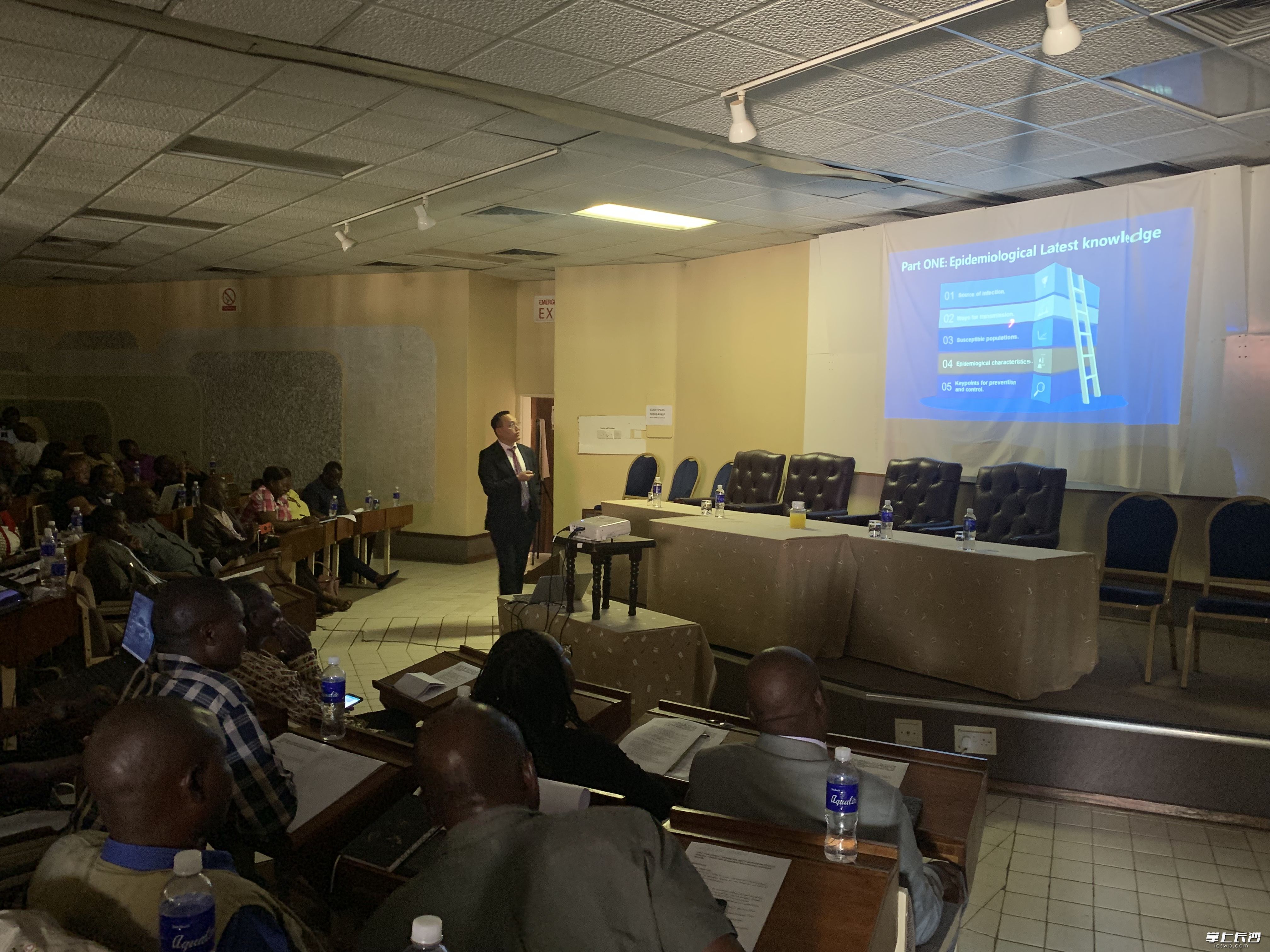 中国（湖南）第十七批援津巴布韦医疗队副队长江远东副主任医师为当地140余名医务人员进行新冠肺炎相关防控知识培训。