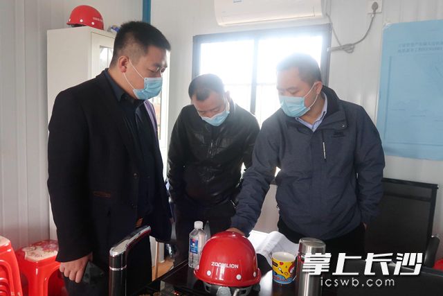 李倜（左一）在中联智慧产业城现场协调中。刘攀 摄