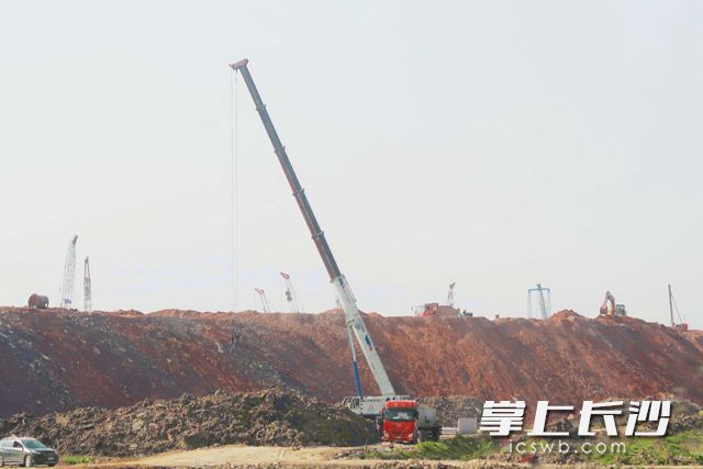 天气晴好，机械臂挥舞着，麓谷处处建设忙。刘攀 摄