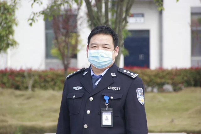一监区监区长唐楚明正在给罪犯做队前讲评