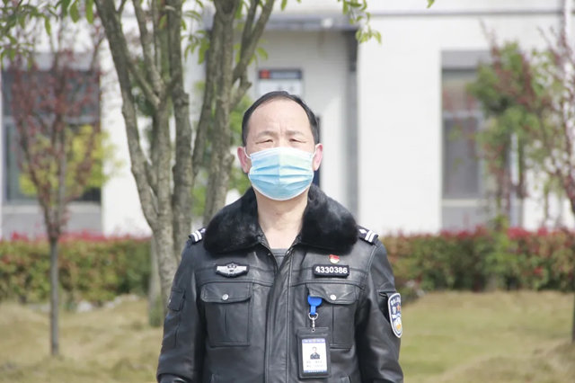 二监区教导员李文平时刻洞察着罪犯活动动态