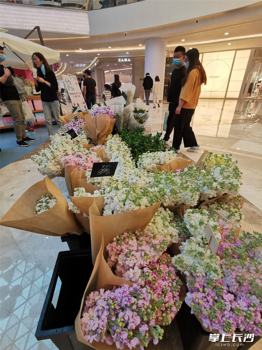 3月21日，步步高梅溪新天地鲜花促销活动吸引不少市民。