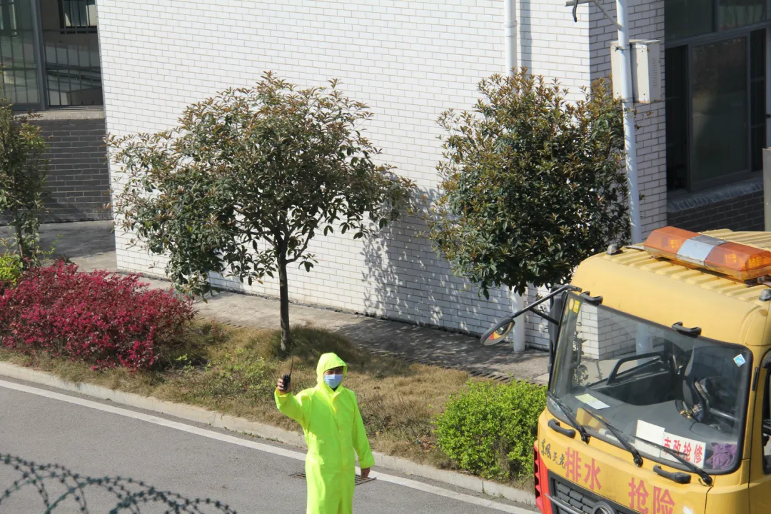 向战友挥手致意耶...