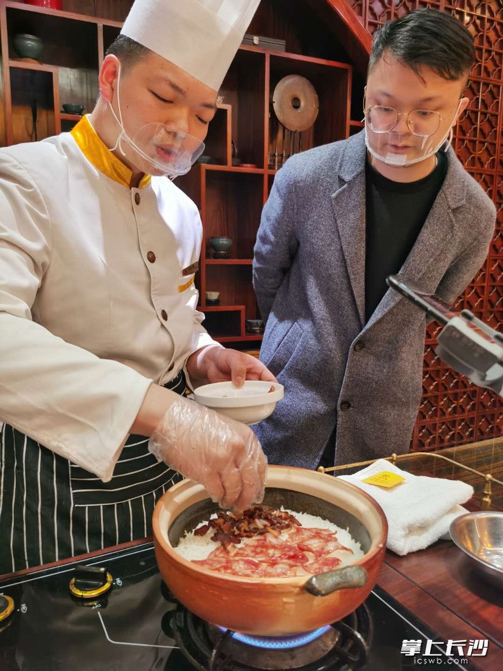 新长福的主厨王永斌在疫情期间变身为主播,在直播间教客户做菜。长沙晚报通讯员 杨群 摄 新长福的主厨王永斌在疫情期间变身为主播,在直播间教客户做菜。长沙晚报通讯员 杨群 摄