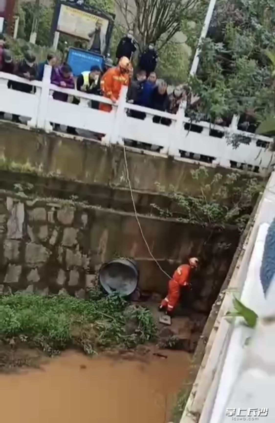 救援现场。均为视频截图 救援现场。均为视频截图