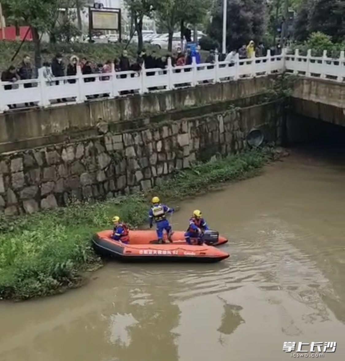 救援现场。均为视频截图 救援现场。均为视频截图