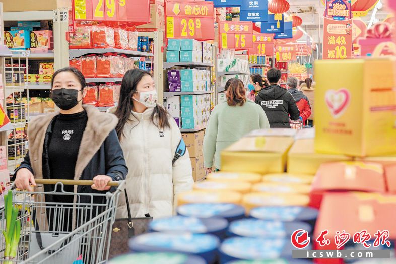 随着疫情防控形势好转，长沙“烟火味”加速升腾。3月31日下午，天气放晴，引来无数市民进店购物。相信随着“春天有约·长沙消费季”活动的深入开展，长沙的大众消费将更加活跃。 贺文兵 摄