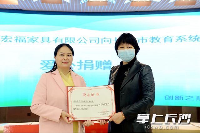 包括高新区在内的各个单位，各获赠口罩2万只，这些口罩将分配给即将开学复课的师生使用。周秋燕 摄