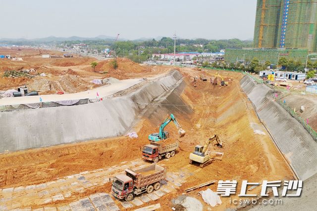 高新区到梅溪湖国际新城二期新添主干道正在施工。刘攀 摄