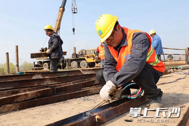 全区各个项目均火力全开，满负荷运行中。刘攀 摄